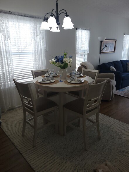 Building Photo - 612 River Oaks Dr