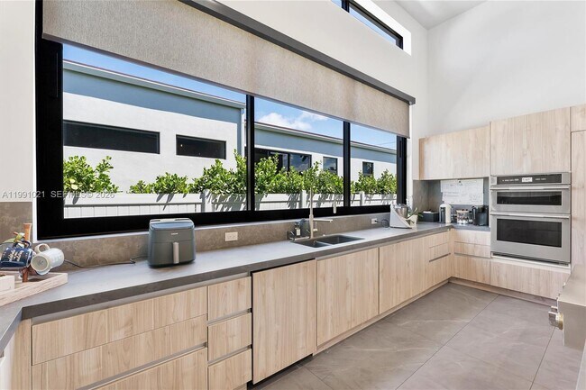 Building Photo - 2215 NE 19th St