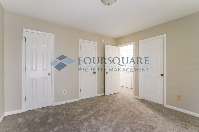 Building Photo - Townhome | Master Bedroom Walk-in Closet |...