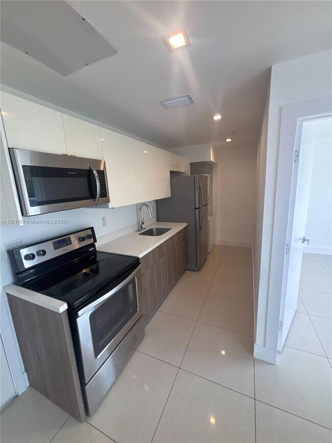 Building Photo - 829 SW 18th Ave