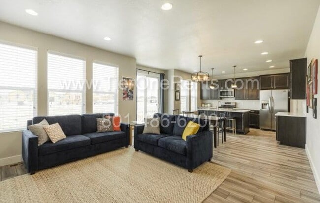 Building Photo - NO DEPOSIT option available for qualified ...