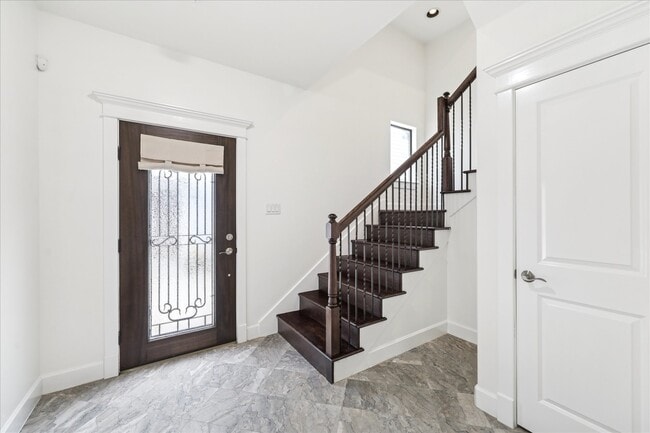 Building Photo - 830 W 19th St