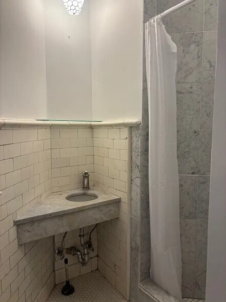 Building Photo - 527 W 110th St