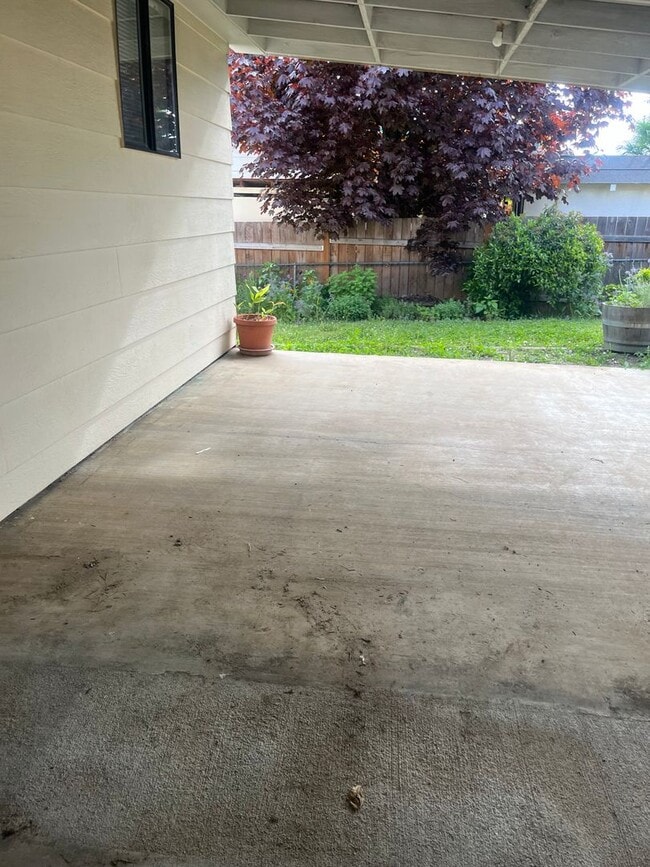 Building Photo - Nice 2 bedroom, 1 bath with yard.