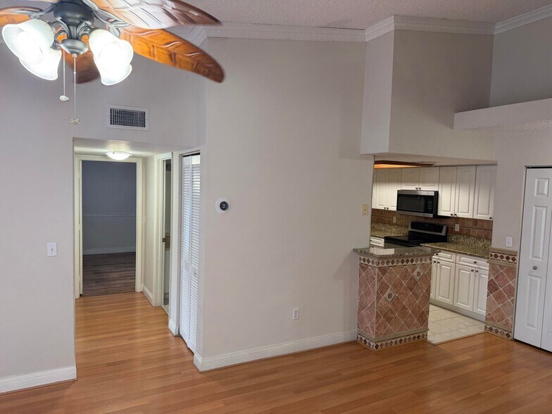 Building Photo - 1500 Crestwood Ct S