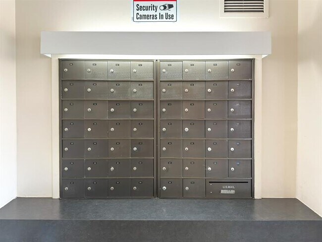 Building Photo - 4800 Bayview Dr