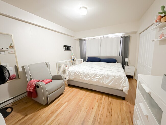 Building Photo - 5335 N California Ave