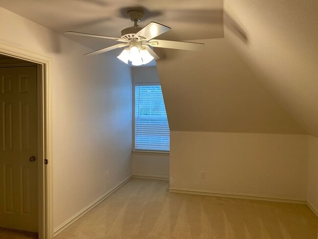 Building Photo - Lovely Stone/Stucco Home Nestled In Cul-De...