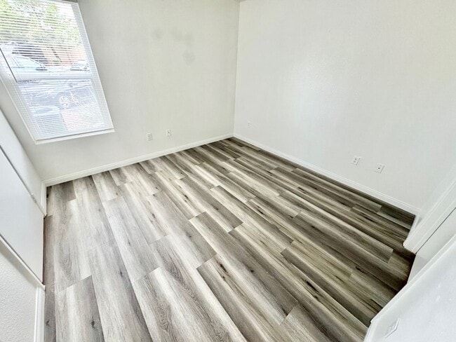 Building Photo - 2 Bedroom, 2 Full Bath Newly Renovated Con...