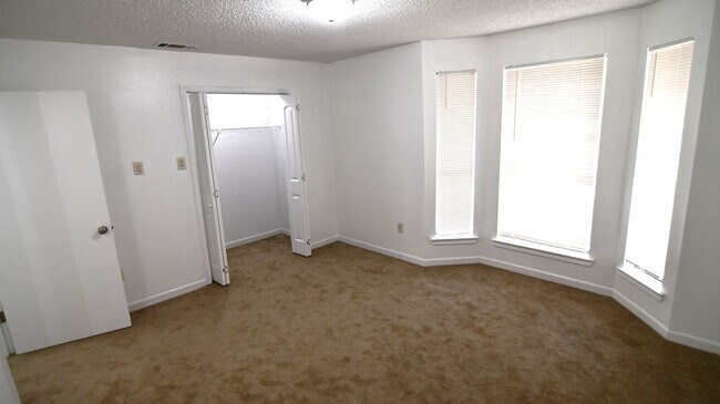 Building Photo - Charming 2-bedroom, 2.5-bathroom home located in Baton Rouge