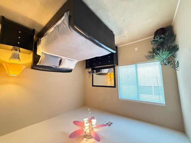 Building Photo - 1928 W Spur Dr