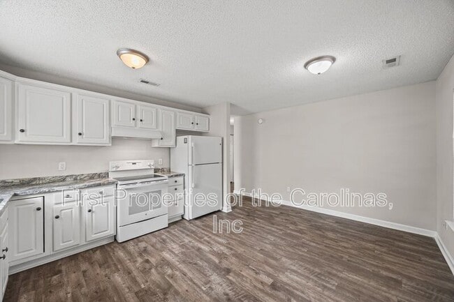 Building Photo - 429 Merry Go Dr