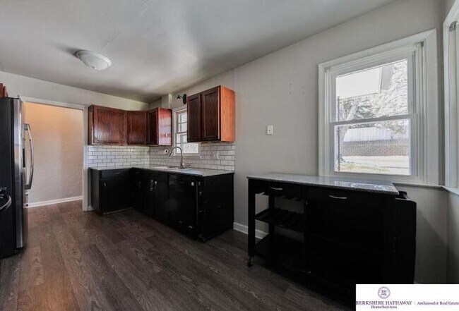 Building Photo - 3 bedroom in Omaha NE 68114