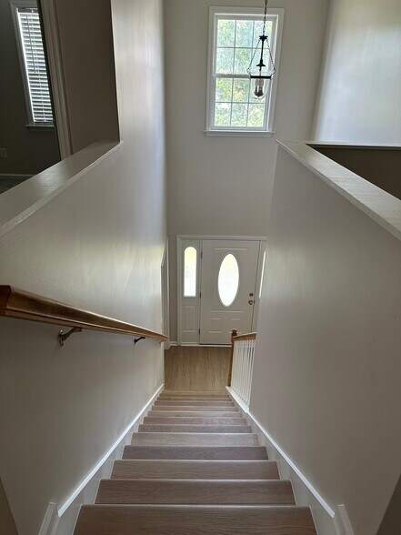Building Photo - 421 Holly Ln