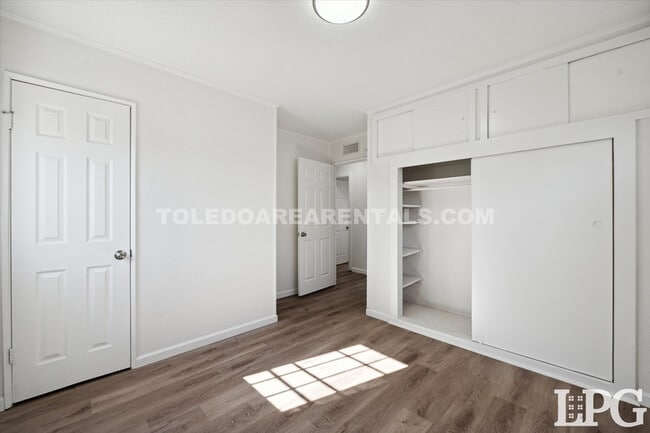 Building Photo - 433 Mayfair Blvd