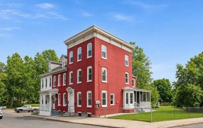 Building Photo - 60 Brainard St