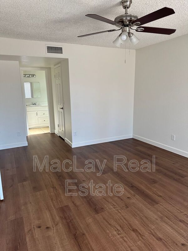 Building Photo - 1221 E Watson Dr