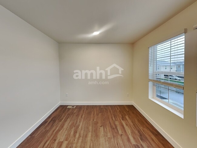 Building Photo - 4751 85th Dr NE