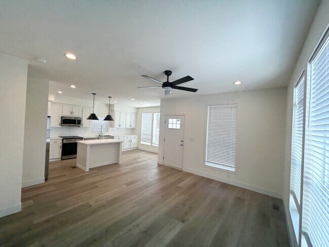 Building Photo - 721 Wellesley Ct