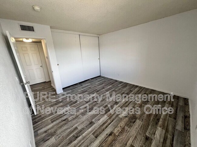 Building Photo - 1405 E Vegas Valley Dr