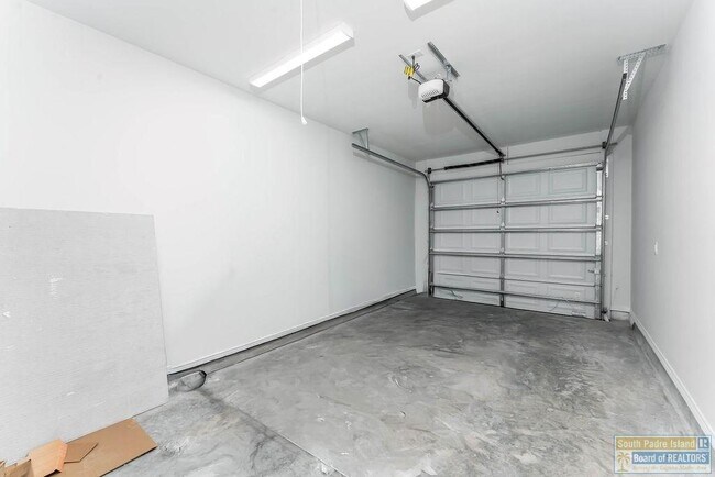 Building Photo - 20 S Bay Hill Dr