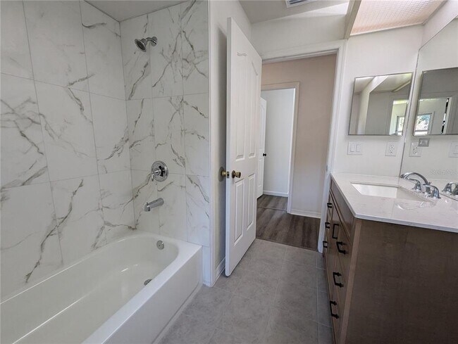 Building Photo - 11322 Torrey Pines Dr