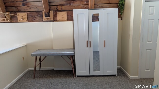 Building Photo - 839 Main St