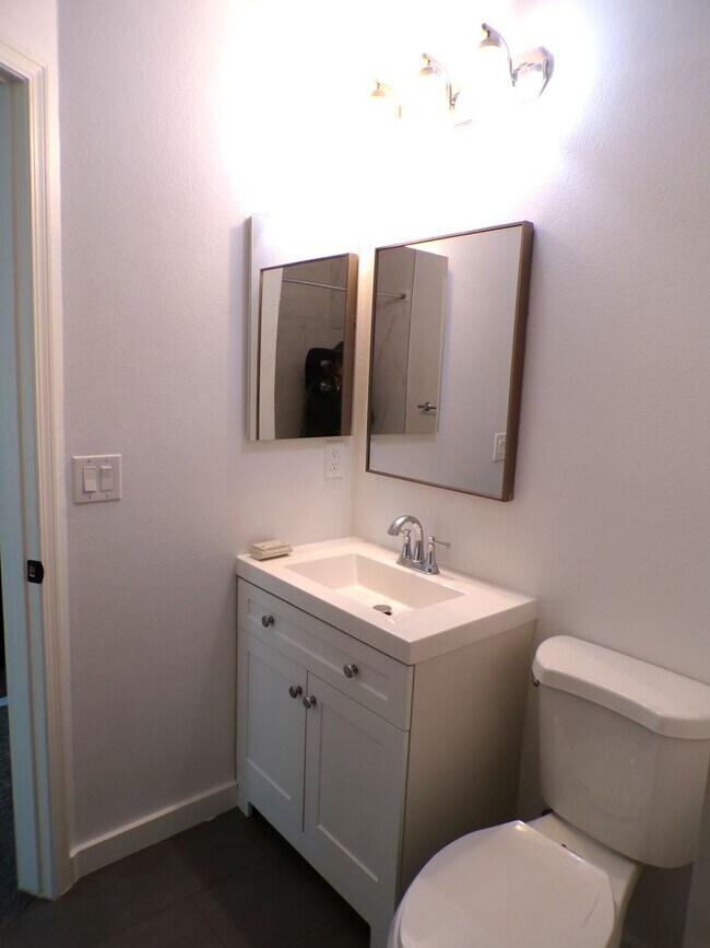 Building Photo - Updated 2 Bed 2.5 Bath Townhome!