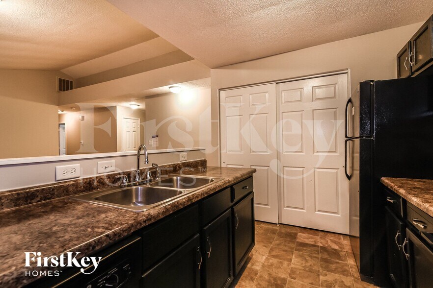 Building Photo - 2529 N Parker Ave