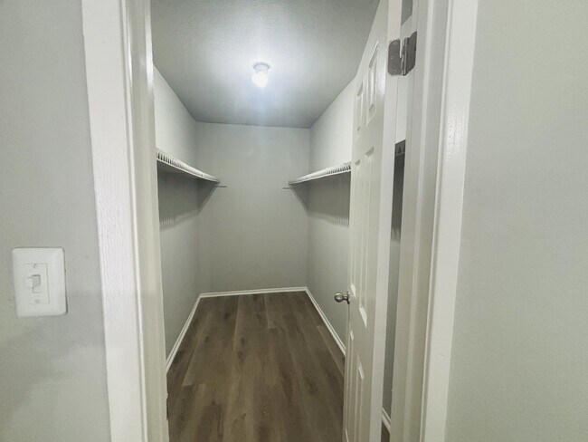 Building Photo - 6200 W Tidwell Rd