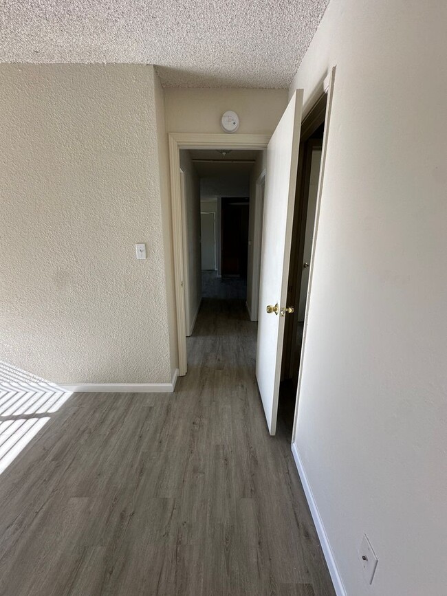 Building Photo - CUTE 2 BEDROOM 1 BATH CONDO IN FAIRFIELD