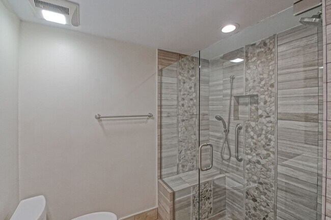 Building Photo - NICELY REMODELED, 2BR2.5BA, 1700 SQ FT CON...
