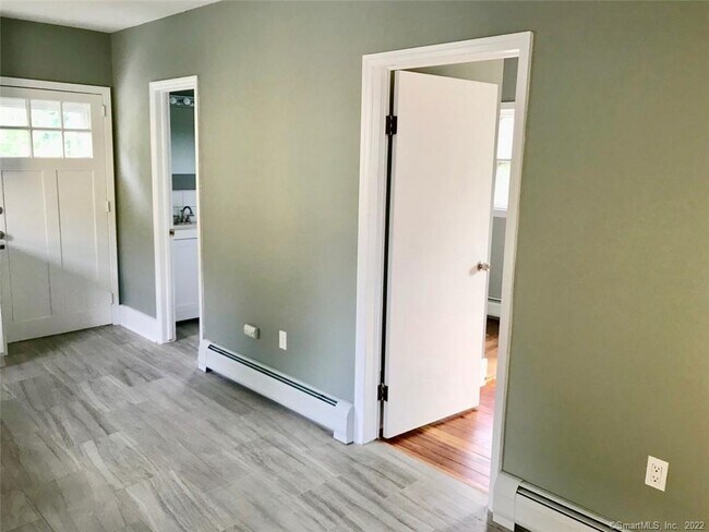 Building Photo - 15 Crofut Pl