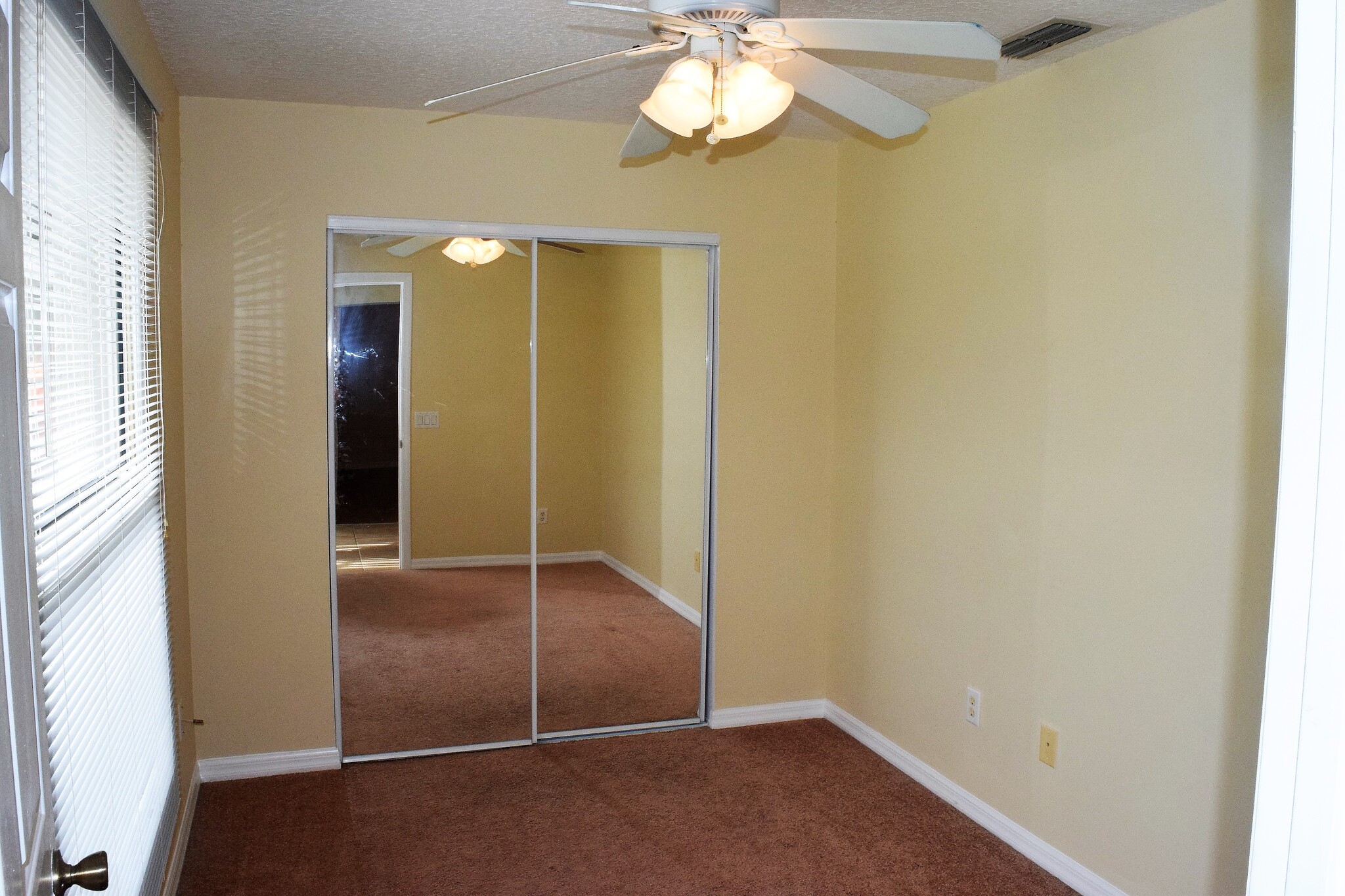 Building Photo - 915 Willow Dr