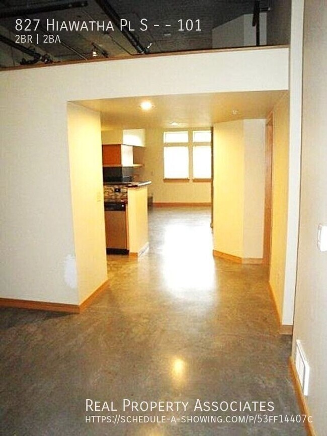 Building Photo - 827 Hiawatha Pl S