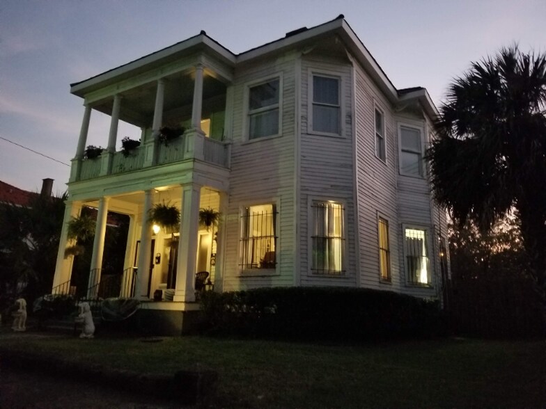 Building Photo - 106 S Bayou St