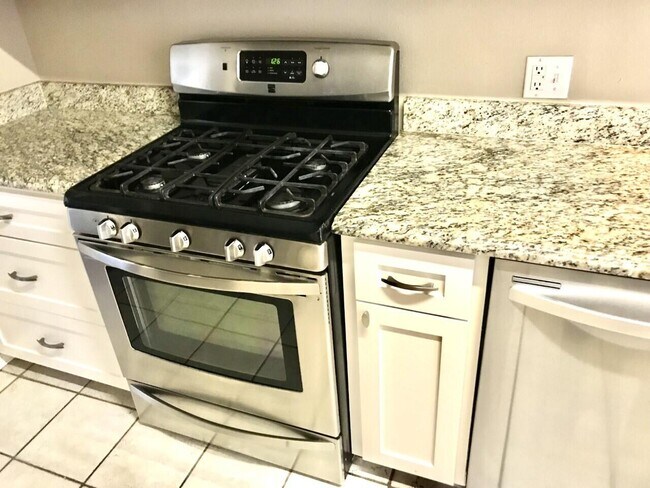 Building Photo - 7811 Cielo Vista Dr