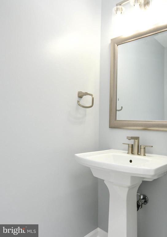 Building Photo - 915 Westlake Dr