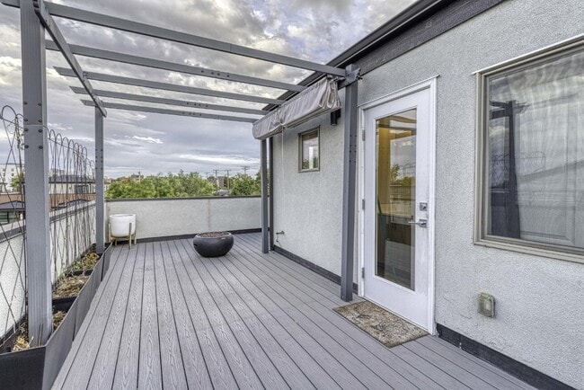 Building Photo - Newer Townhome next to Sloan's!