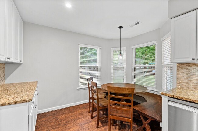 Building Photo - 4BR/2.5BA Home in Hickory School District ...