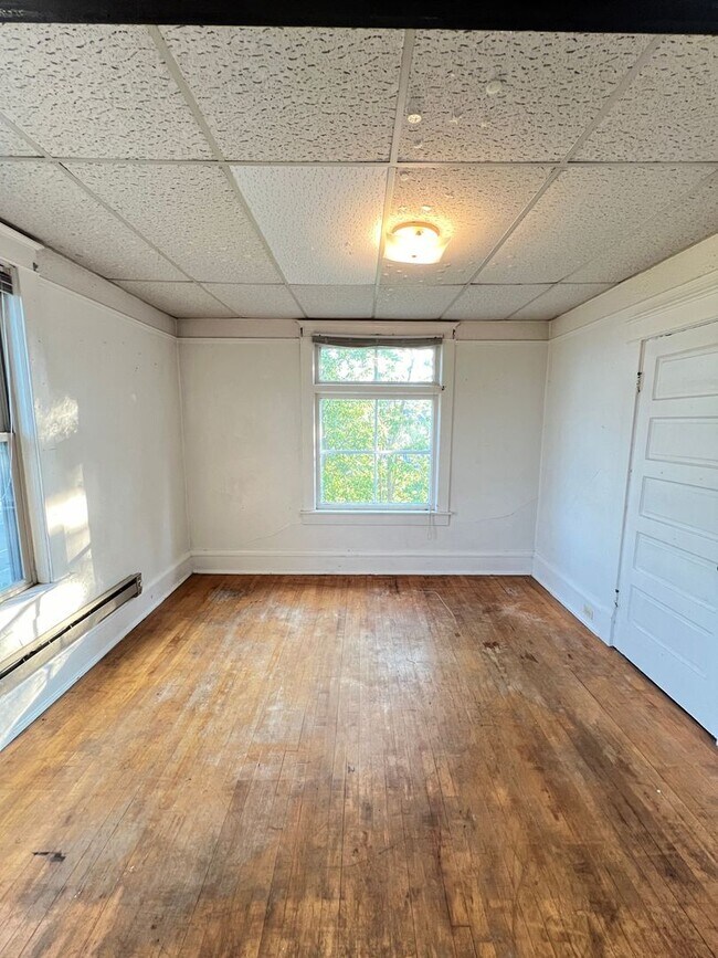 Building Photo - 910 N 22nd Ave W
