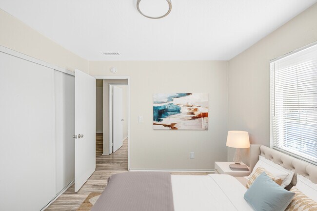 Building Photo - 1005 E Ave R