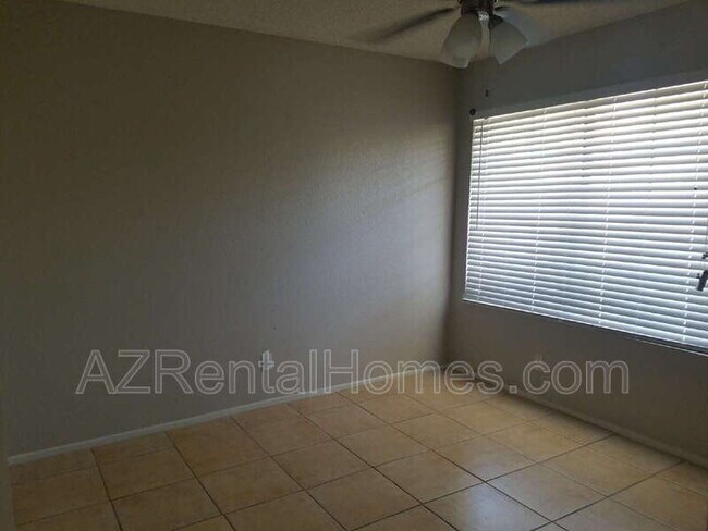 Building Photo - 609 E Mesquite Cir