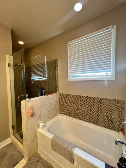 Building Photo - 3322 W Eastwood Ave