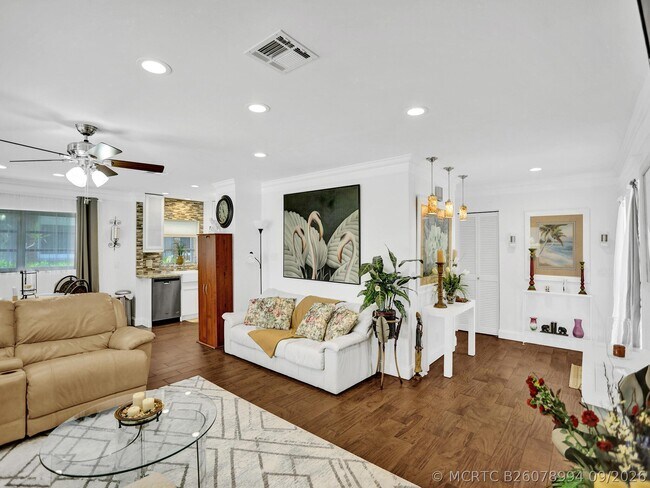 Building Photo - 340 Orange Tree Dr