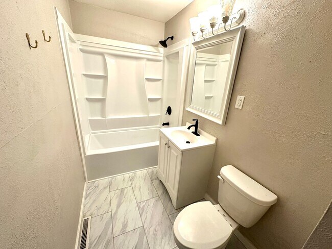 Building Photo - GREAT LOCATION!  3 BEDROOM 1 BATH IN S JOP...