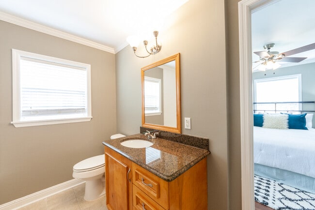 Building Photo - 833 Grove St