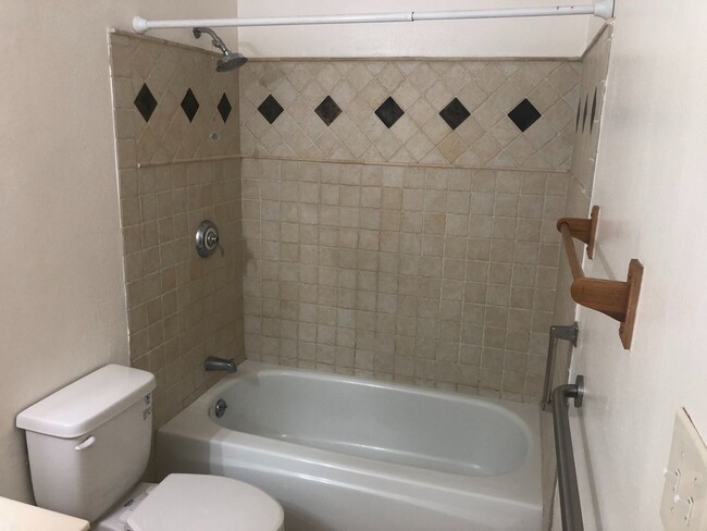 Building Photo - NICE ONE BEDROOM, LOWER LEVEL APARTMENT IN...