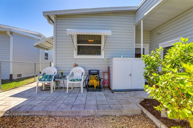 Building Photo - 670 N Green Cir