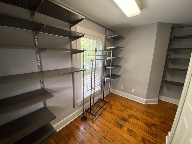 Building Photo - Italian Village home with Huge Yard